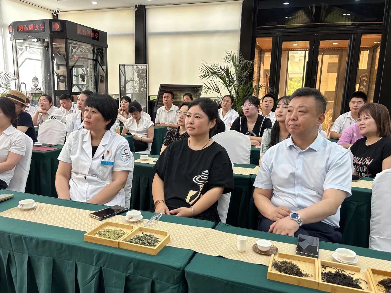 茶情雅韵 品香涤心丨极速电竞比分网、温泉集团、公服集团茶艺兴趣班开课